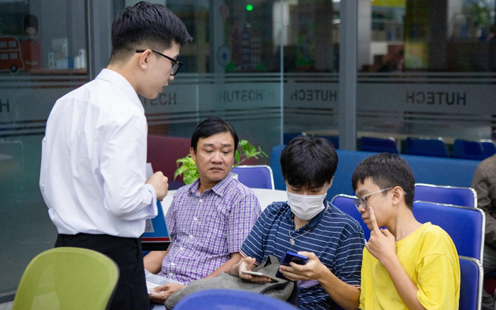 Ngày đầu nhập học, đông đảo thí sinh kéo nhau đến HUTECH từ tờ mờ sáng Ảnh 2