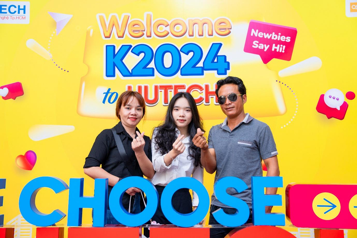 Thí sinh và gia đình cùng “check-in” tại HUTECH
