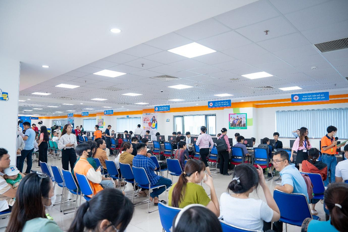 Không khí nhập học sôi nổi tại HUTECH sáng sớm nay