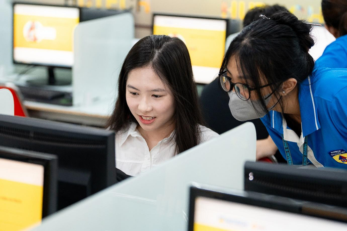 Đội ngũ tình nguyện viên trường nhiệt tình hỗ trợ thí sinh thực hiện các bước nhập học