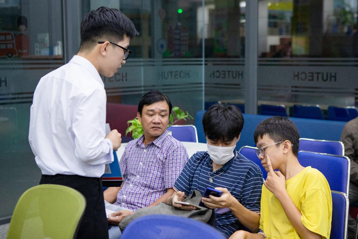 Từ tờ mờ sáng, nhiều thí sinh, phụ huynh đã có mặt ở HUTECH để làm thủ tục nhập học