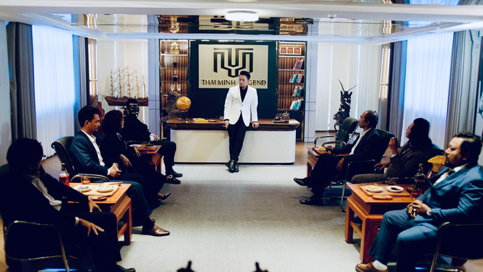 Ông trùm Thái Minh (Trương Minh Cường) chủ trì cuộc họp tổng bộ với các thủ lĩnh