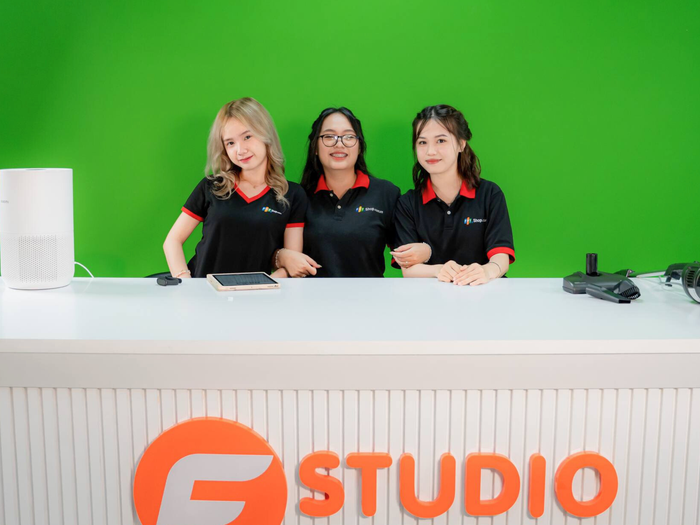 Hân cùng các bạn trong một buổi học thực hành livestream tại studio của Trường ĐH FPT phân hiệu Cần Thơ.