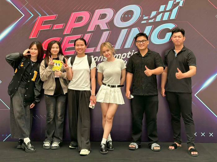 Thuý Hân (thứ ba từ phải qua) cùng các bạn tham gia sự kiện về kiến thức marketing tại Trường ĐH FPT.