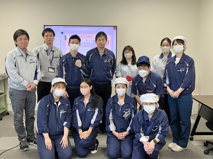 5 tháng thực tập Nhật Bản đã mang đến cho Trang (hàng đầu, thứ 2 từ trái sang) nhiều trải nghiệm quý giá.