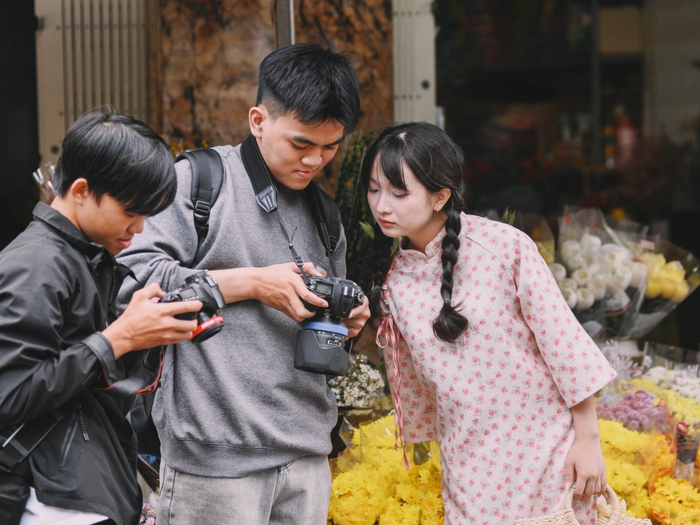 Mạnh Khuê chụp ảnh chủ đề Tết tại chợ Quy Nhơn.