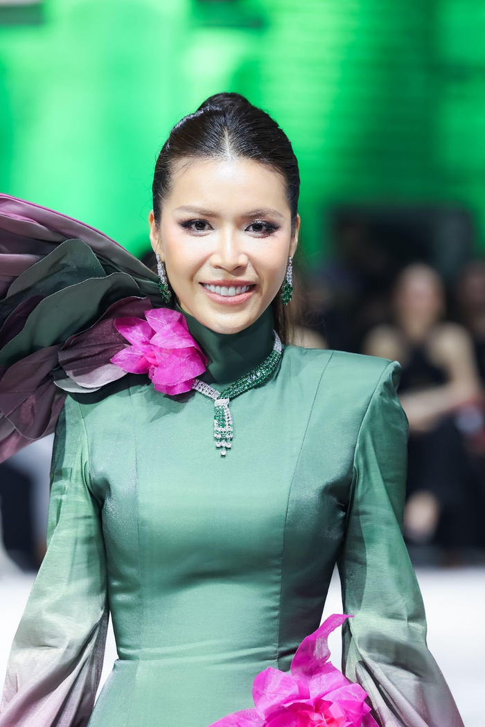 Siêu mẫu Minh Tú cùng Emerald Treasures – Kho báu Ngọc Lục Bảo đảm nhận vị trí Vedette của BST Súng thời bình