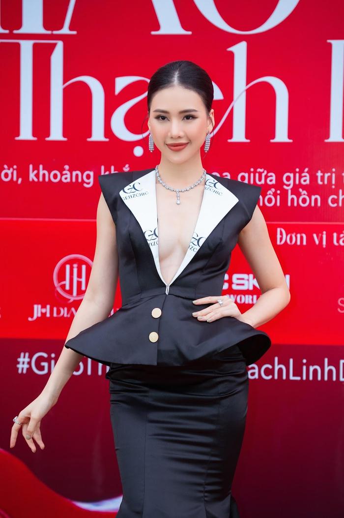 (Miss Universe Vietnam 2023 Bùi Quỳnh Hoa & sự phá cách khi kết hợp giữa dây chuyền Crystal Chic & bông tai Stellar Spark)