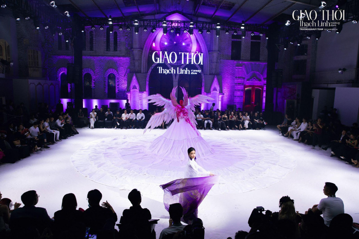 Sân khấu 'Giao thời' với chiếc váy được làm từ hơn 5.000m vải