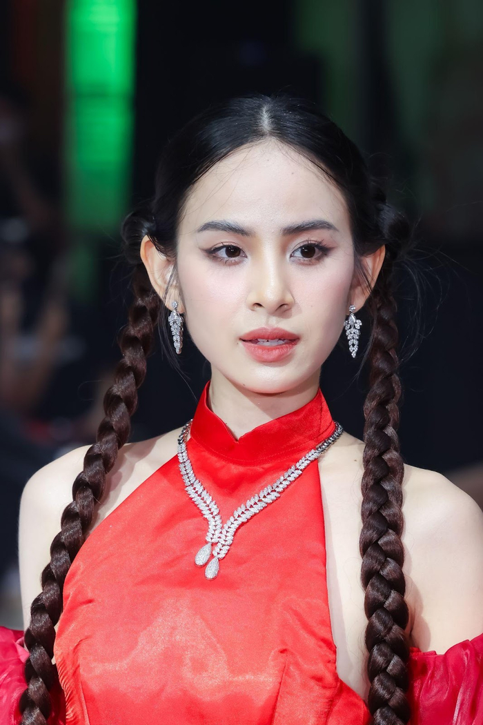 Người mẫu Hương Liên & Fancy Crystal toả sáng BST Lả lơi