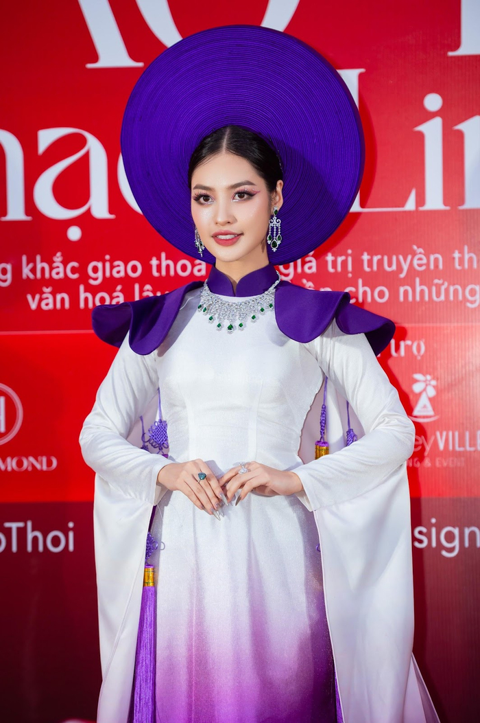 (Hoa hậu các dân tộc Việt Nam năm 2022 Nông Thuý Hằng check in thảm đỏ cùng Lucid Emerald và BST Mộng cố đô)&nbsp;