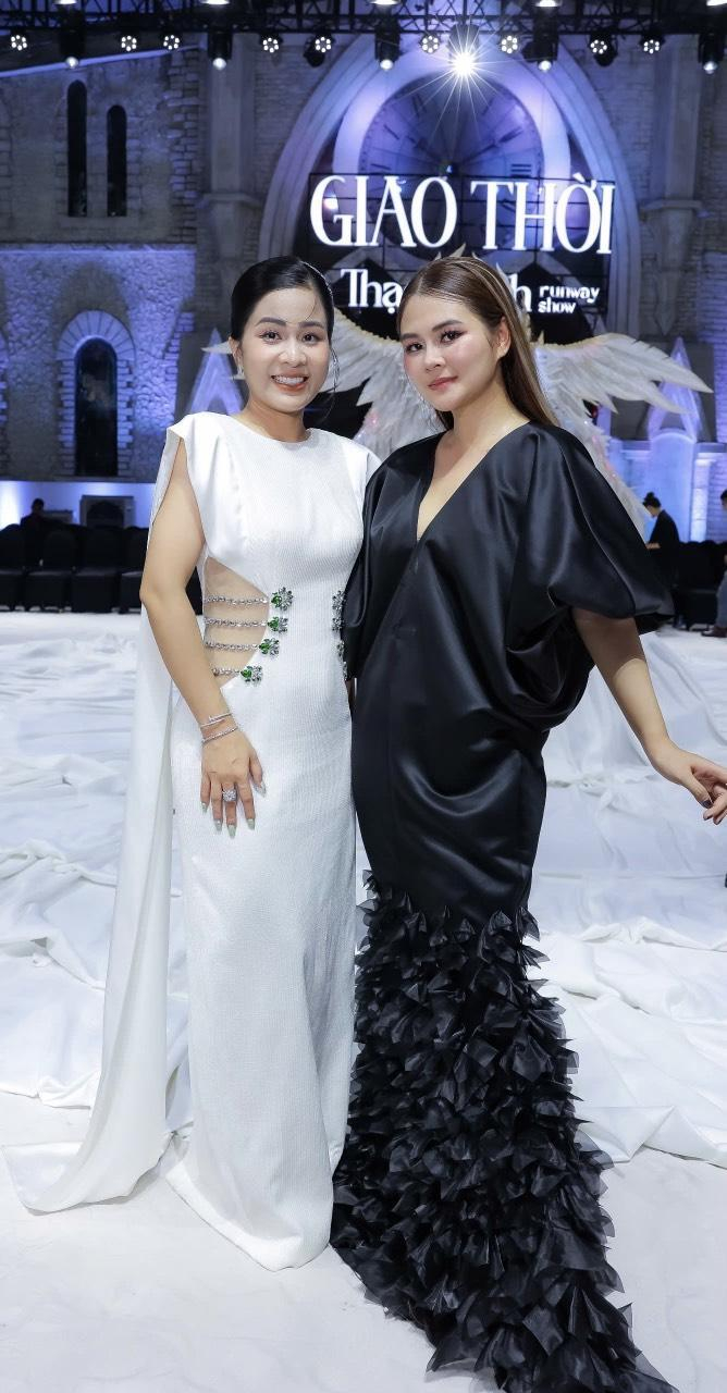 NTK Ngô Diễm Hương – CEO JH Diamond (trái) và NTK Thạch Linh (phải) tại Giao Thời runway show