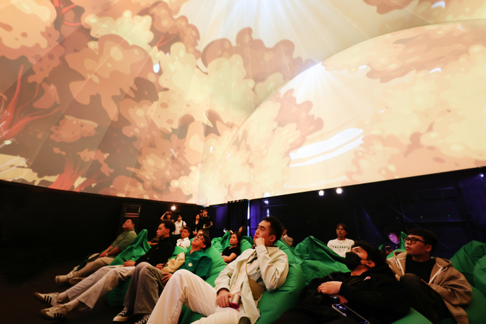 Các bạn trẻ ngỡ như lạc vào “thế giới ảo” bên trong mái vòm cao tới 7m. 