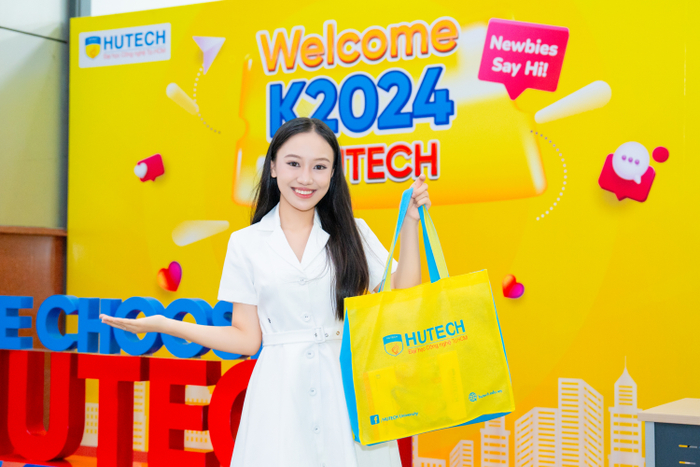 Miss Teen United Nations 2022 đến HUTECH nhập học vào chiều 20/8