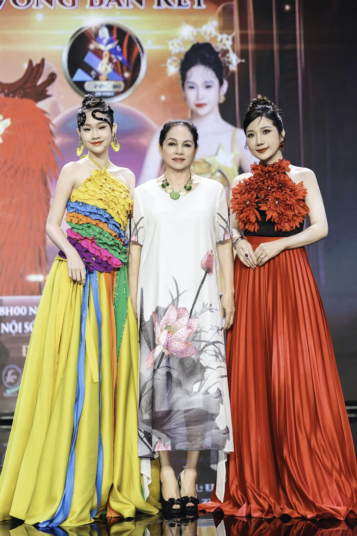 Thuỷ Tiên cùng NSND Hà Thuỷ và bà Phùng Vân Anh- 