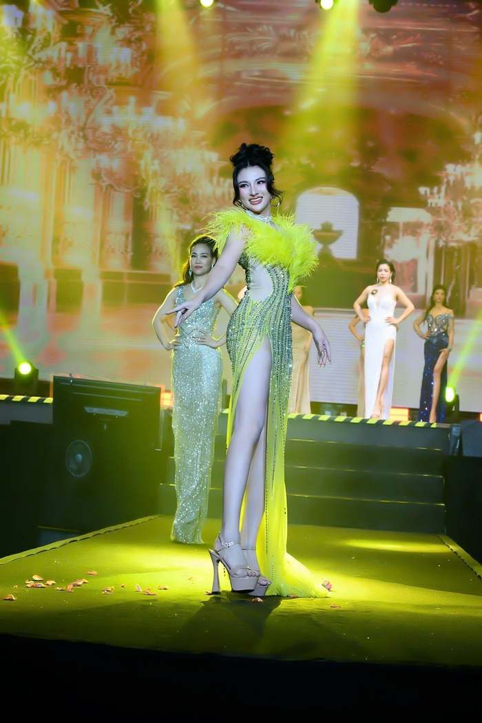 Trà My lộng lẫy trong trang phục dạ hội của NTK Tom Kara.