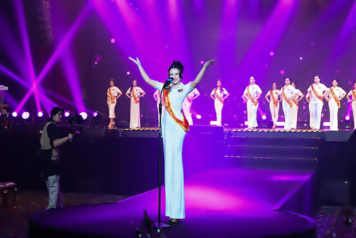 Nguyễn Bùi Trà My trong phần thi giới thiệu bản thân.