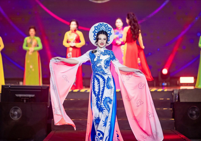 Người đẹp Nguyễn Bùi Trà My thướt tha trong màn trình diễn áo dài của NTK Nguyễn Tuấn.