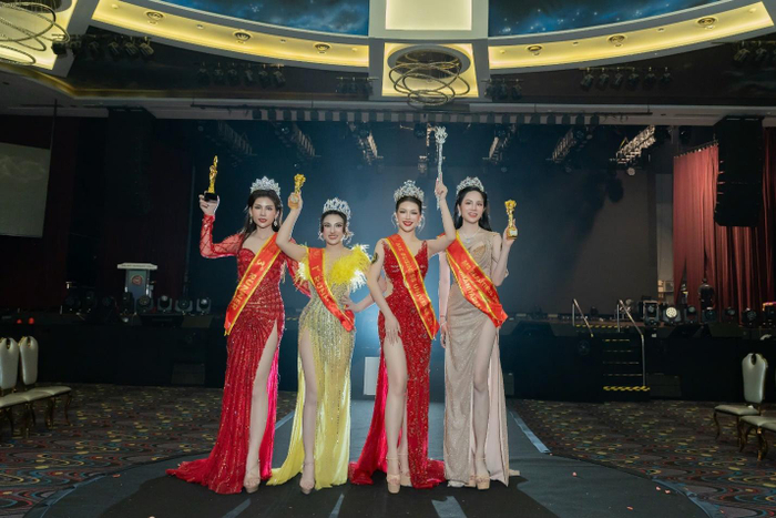Các hoa và á hậu Doanh nhân Quốc tế 2024 chụp ảnh sau đăng quang.