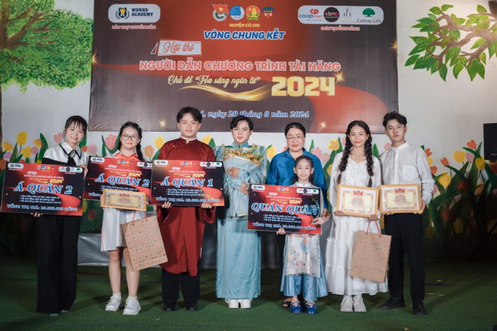 Nam MC chúc mừng các học trò do anh dẫn dắt đoạt giải cao tại hội thi