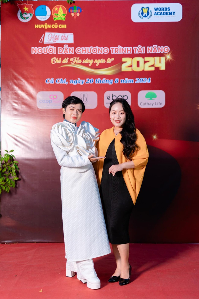 Cô Nguyễn Mộng Tuyền – Giám đốc Học viện ngôn từ (phải) cũng đồng hành bảo trợ chuyên môn cho hội thi