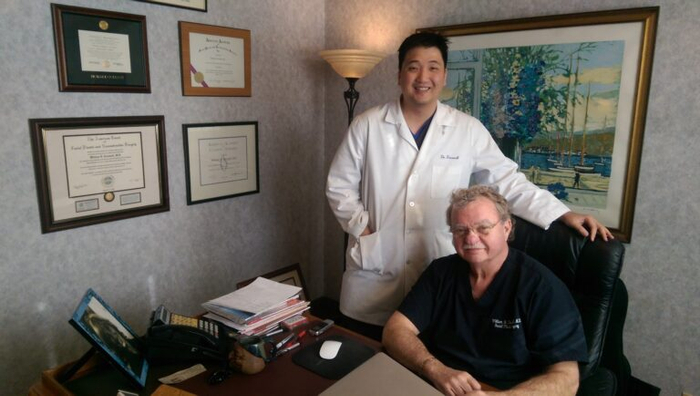 Bác sĩ Nguyên Giáp cùng với thầy Giáo sư William H Truswell tại Hoa Kỳ