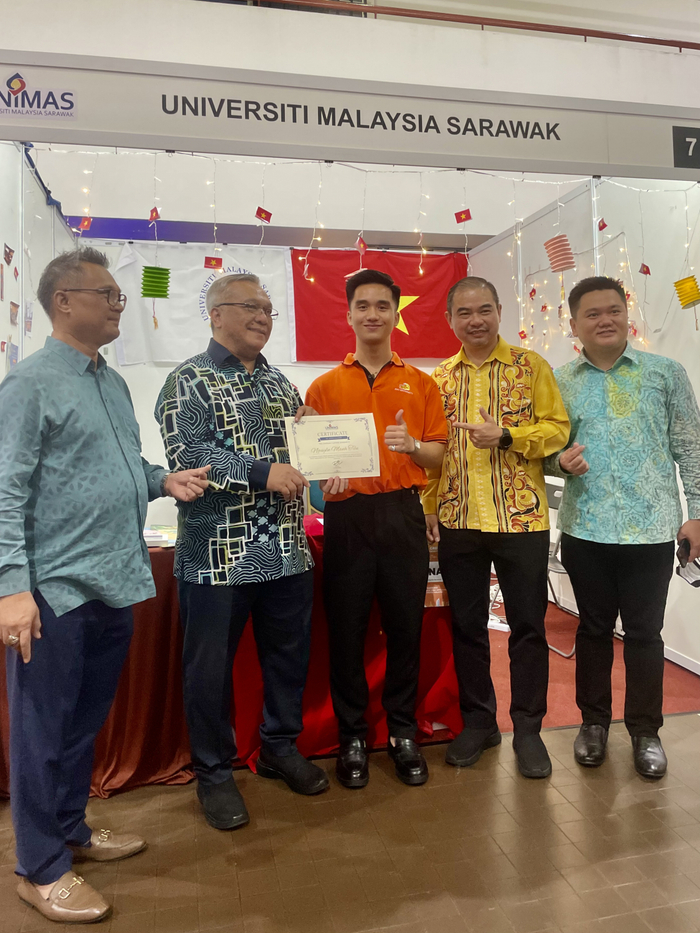 Hiệu Trưởng trường UNIMAS tặng bằng khen tham gia đóng góp sự kiện “International Students”.