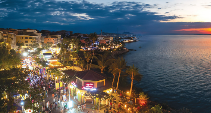 Chợ đêm bên bờ biển VUI-Fest Bazaar giúp du khách thỏa thích khám phá ẩm thực.