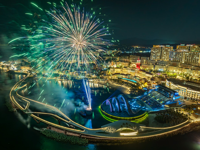 Buổi trình diễn “Nụ Hôn Của Biển Cả” vô cùng hoành tráng, lãng mạn giúp bạn có phút giây khó quên bên người thân thương khi đến với La Festa Phu Quoc.&nbsp;