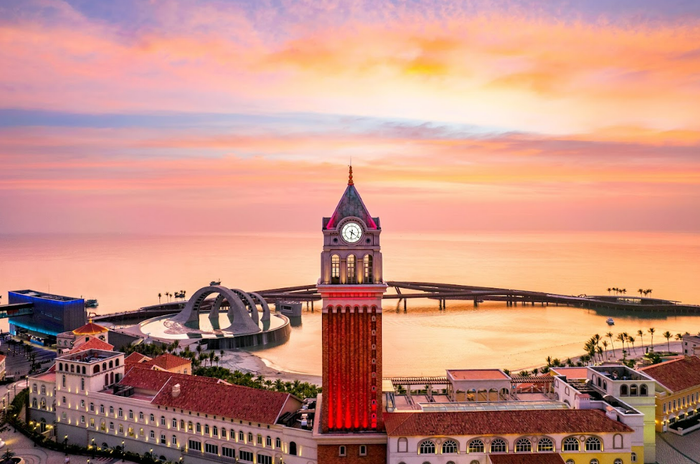 Từ tháp đồng hồ, du khách ngắm nhìn bãi biển Phú Quốc từ trên cao, cũng như thưởng ngoạn khung cảnh siêu lãng mạn của thị trấn Địa Trung Hải.&nbsp;