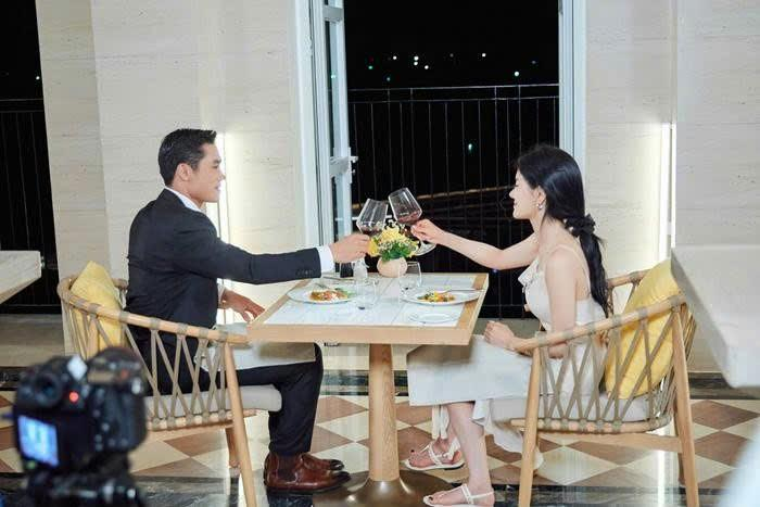 Cả hai cùng dùng bữa tối sang trọng, trò chuyện để hiểu thêm về đối phương.