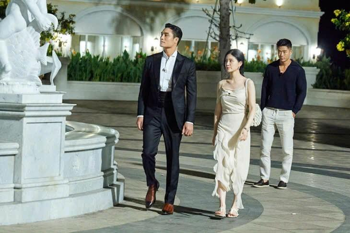 Buổi hẹn hò đặc biệt của Mạnh Kiên và Lee Rayeon tại tháp đồng hồ Campanile thuộc Thị trấn Hoàng hôn.