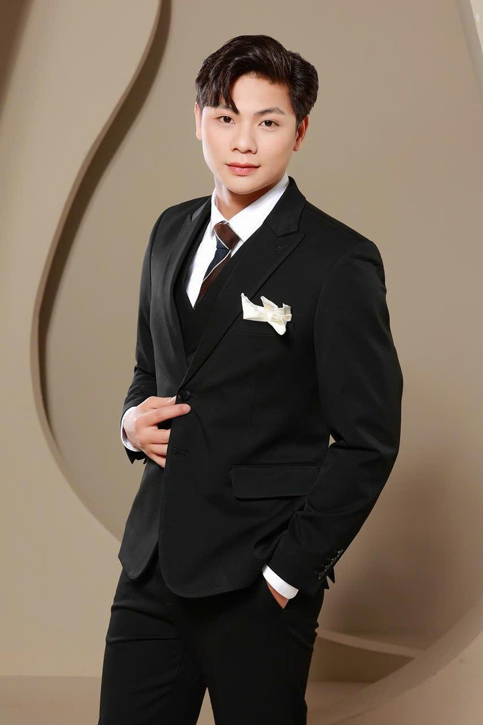 Ngọc Mạnh vốn là một diễn viên tốt nghiệp từ Đại học Sân khấu - Điện ảnh Hà Nội.