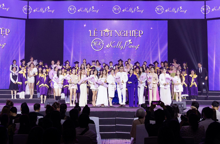 NTK Nguyễn Minh Tuấn hỗ trợ các học trò trình làng BST Tomorrowland kết hợp nghệ thuật nail từ nhóm học viên Kelly Pang Nail