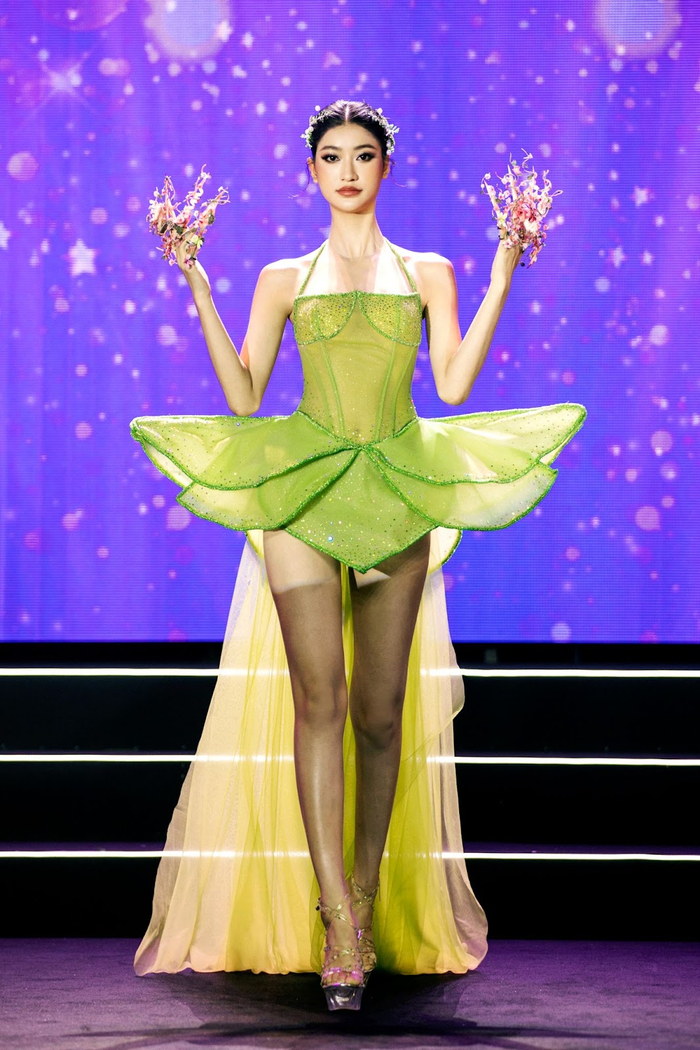 Bộ nail cầu kỳ như một điểm nhấn hài hòa giúp bộ trang phục trở nên ấn tượng hơn