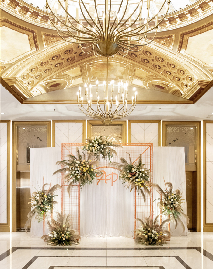 Sự điểm xuyến đỏm dáng của các loài hoa thiên điểu, cát tường… thổi một luồng sinh khí sống động.