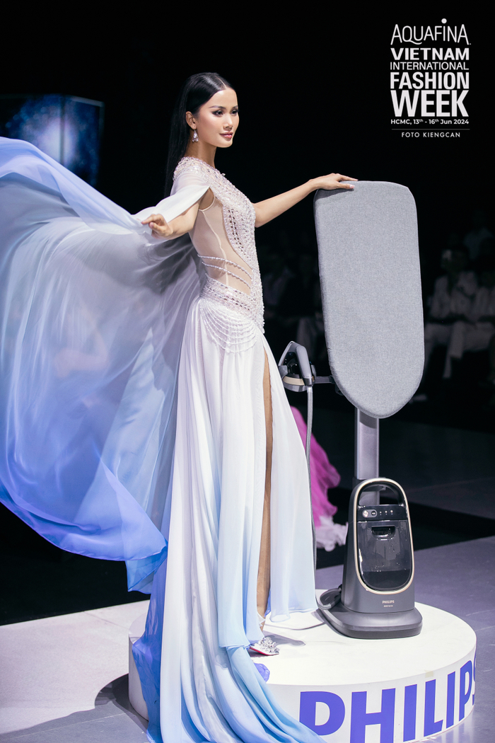 Màn ra mắt ấn tượng của bàn ủi hơi nước đứng AIS8540/80 tại VIFW 2024