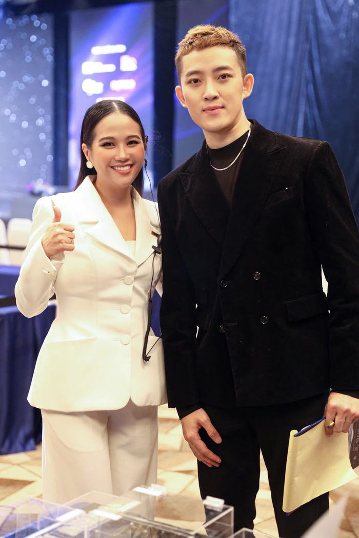 CEO Pang Mỹ Nguyên và NTK Nguyễn Tiến Truyển tạo nên sự kết hợp giữa nail và thời trang thông qua chiếc đầm dạ hội “The Melody of a Fallen Angel”