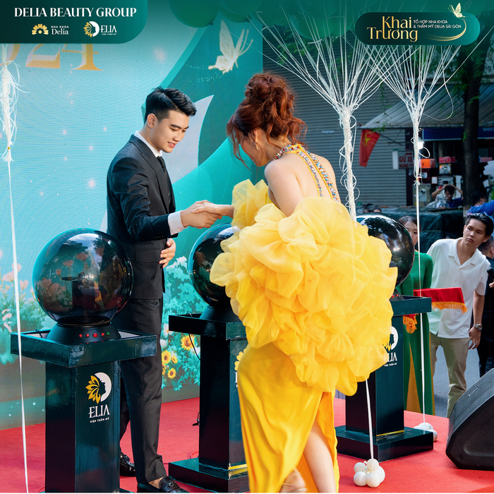 CEO Nguyễn Bình dìu CBO Lan Khuê lên sân khấu