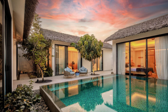 Đến với bãi Kem, du khách còn được trải nghiệm ở những resort, khu nghỉ dưỡng sang trọng, lãng mạn.&nbsp;