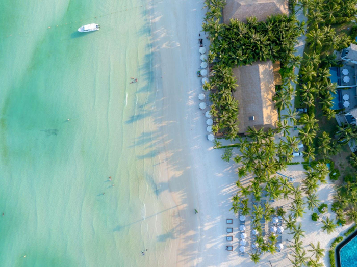 Bãi Kem “gây thương nhớ” với làn nước trong xanh như ngọc bích, bờ cát trắng trải dài cùng hàng dừa phủ bóng.&nbsp;