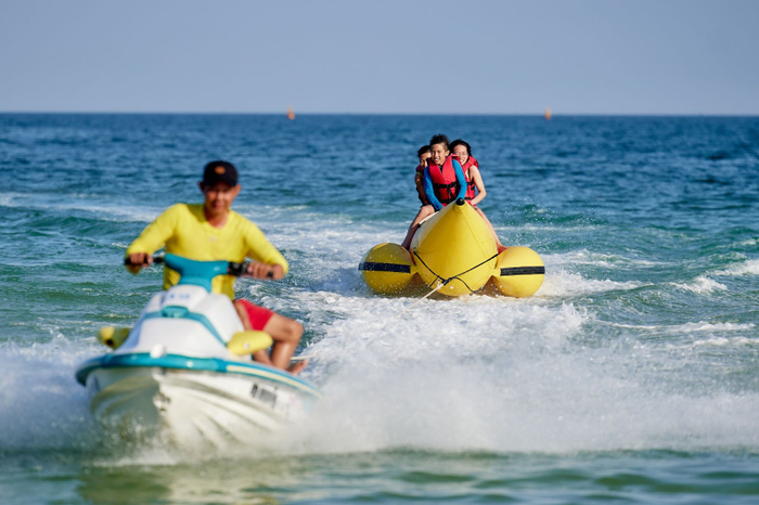 Du khách sẽ có nhiều hoạt động thể thao thú vị khi đến với bãi Kem (Phú Quốc).