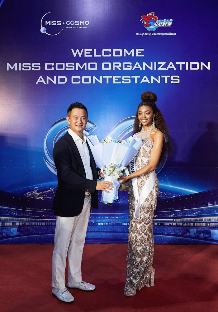 Chủ tịch sáng lập Hệ thống Thế giới Ẩm thực Miresto – Tiến sĩ Đinh Minh tặng hoa chào đón cho đại diện thí sinh Miss Cosmo 2024