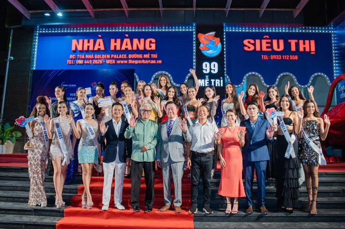 Tiến si Đinh Minh (vị trí thứ 4 bên trái) cùng các khách mời, dàn thí sinh và BTC Miss Cosmo 2024