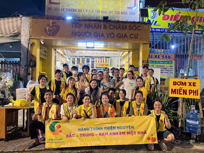 Các tình nguyện viên của Trăng Khuyết cùng tập hợp bốc xếp hàng hoá lên xe.