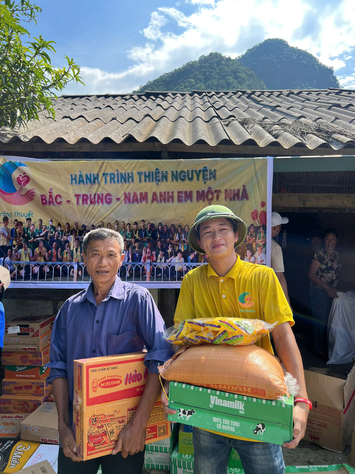 Từng phần quà được Quỹ Trăng Khuyết trao tặng tận tay đến đồng bào chịu thiệt hại do nặng nề sau bão Yagi.