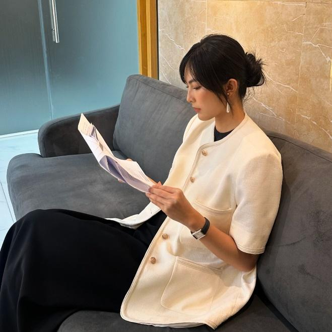 Cô nàng Helly Tống luôn toát lên nét sang trọng và “tổng tài” khi diện lên mình các bộ trang phục tối giản và thanh lịch cùng chiếc đồng hồ hơi hướng cổ điển. Nguồn: Instagram @hellytong