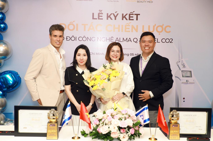 Bs CKI Da liễu Đinh Hồng Cẩm – CEO DR.REJU Beauty giao lưu và trao đổi kiến thức chuyên môn cùng đại diện hãng Alma Lasers