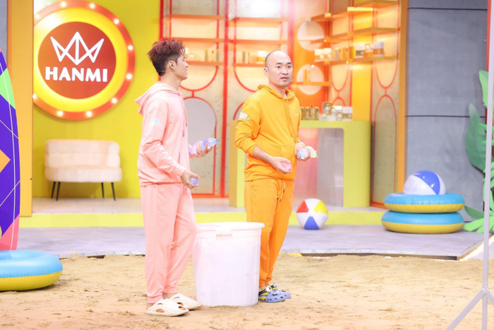 Các đội sẵn sàng cho trò chơi “Chuyền bóng nước qua xà”