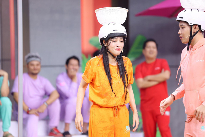 Puka hứng trọn cơn mưa bóng nước